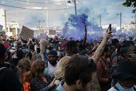 SON DƏQİQƏ! Minlərlə etirazçılar Rusiya səfirliyini mühasirəyə aldılar - VİDEO