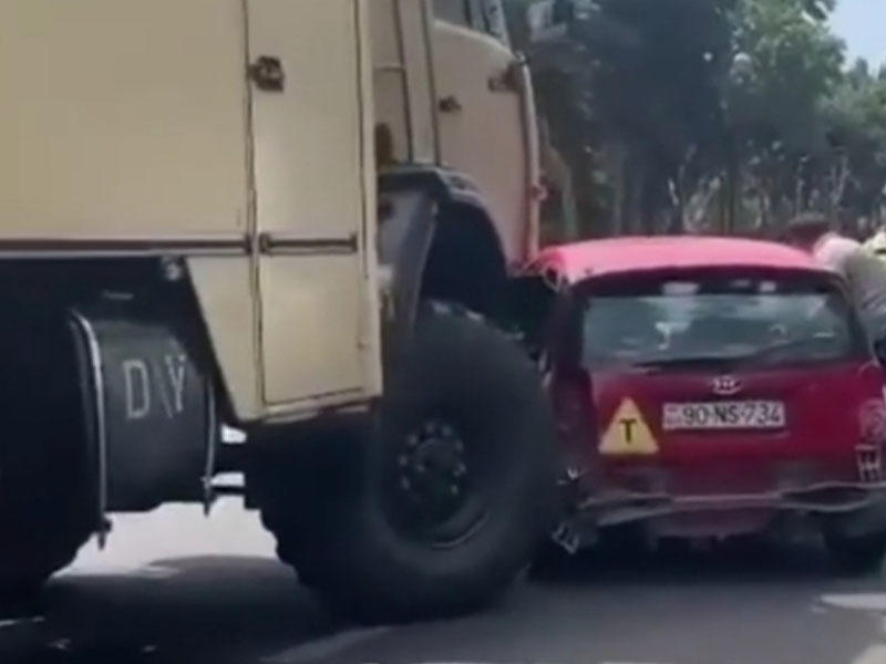 Bakıda təlim avtomobili hərbi maşının altına girdi: avtomobildə qadınlar olub - FOTO