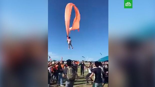 Nəhəng şar uşağı havaya qaldırdı - VİDEO