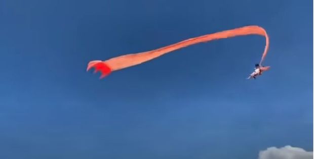 Огромный воздушный змей унес в небо ребенка - ВИДЕО