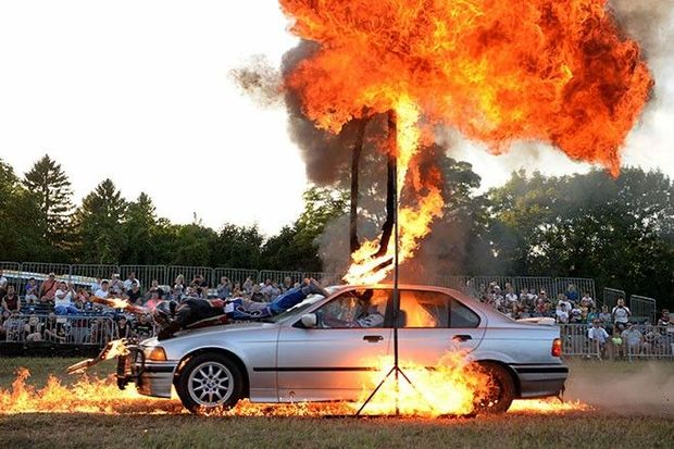 Провальный прыжок каскадера через горящие кольца попал на видео