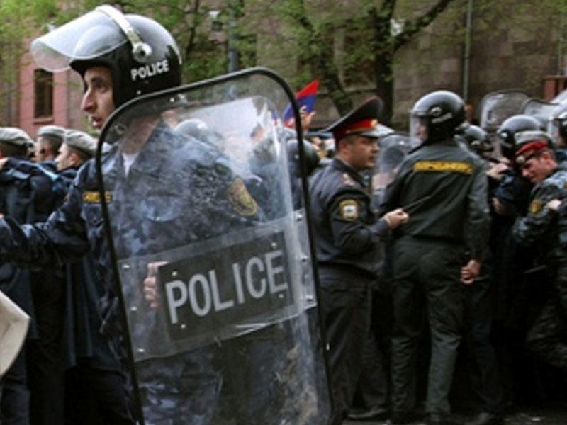 Ermənistanda futbolçular polisi döyüblər