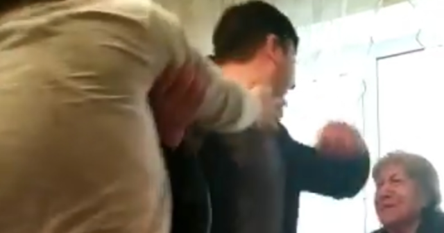 Azərbaycanda polis anasını təhqir edib, döymək istədi - VİDEO