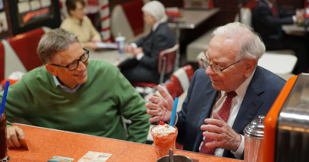 Bill Qeytsdən milyarder dostuna gözlənilməz və maraqlı ad günü hədiyyəsi - VİDEO