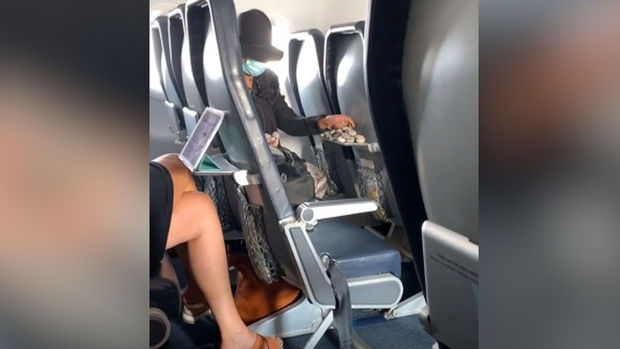 Təyyarədə qadın sərnişinin qeyri-adi hərəkəti təəccübləndirdi - VİDEO