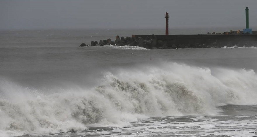 Тайфун «Майсак» усилился до супертайфуна