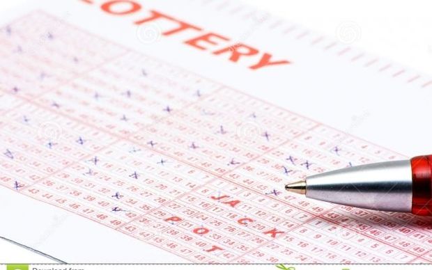 20 il eyni rəqəmlərlə lotereya oynayan qadın cek-pot uddu