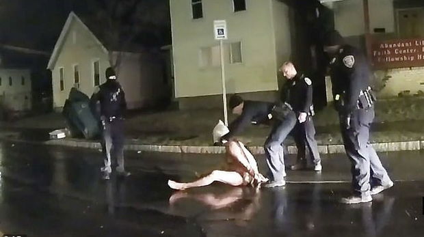 Başına torba keçirilən çılpaq afroamerikalı boğularaq öldü - FOTO/VİDEO