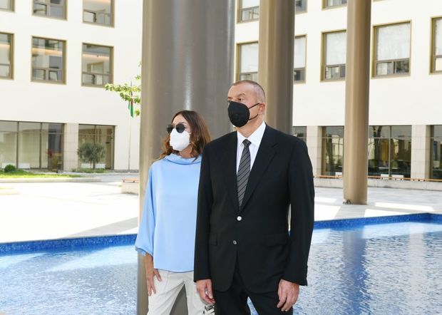 Ильхам Алиев и Мехрибан Алиева на открытии заново отстроенного корпуса UNEC - ОБНОВЛЕНО + ФОТО