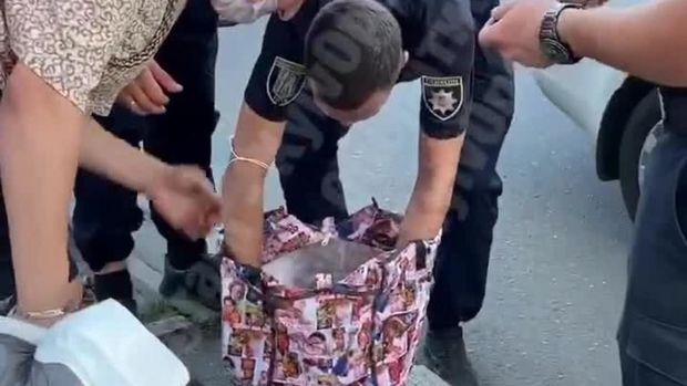 İki aylıq uşağı bağlı çantada aparan qadın saxlanıldı - VİDEO