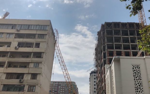 В Баку кран рухнул на девятиэтажное жилое здание - ОБНОВЛЕНО + ФОТО/ВИДЕО