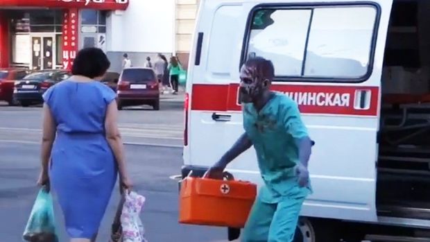 “Zombi” həkim insanları qorxutdu - VİDEO