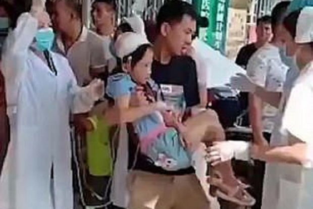 Bıçaqlı kişi məktəblilərə hücum etdi, yaralananlar var