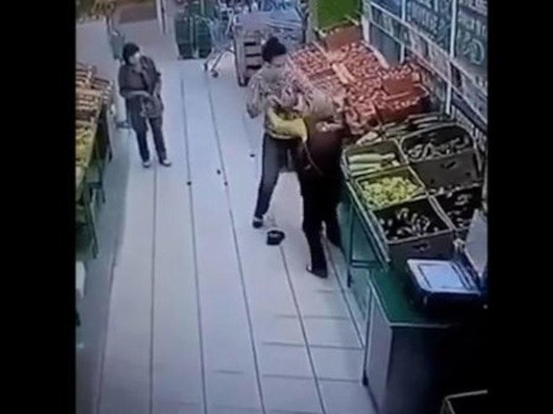 Bıçaqlı qadın mağaza işçisinə hücum etdi - VİDEO