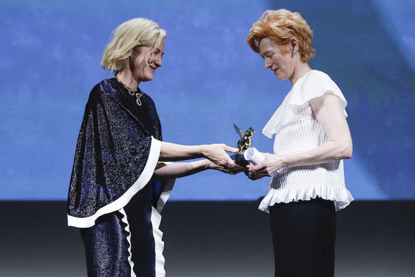 Məşhur aktrisa geyimi ilə hər kəsi təəccübləndirdi – FOTO