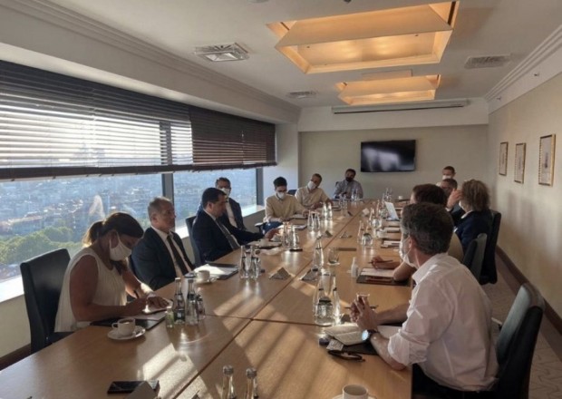 Hikmət Hacıyev media qurumlarının nümayəndələri ilə müzakirələr apardı