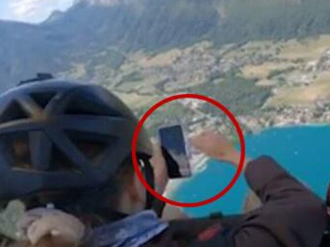 Paraşütlə tullanan yaşlı qadın bahalı telefonunu dənizə düşürdü - VİDEO