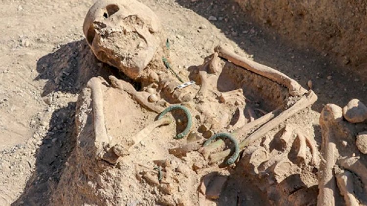 Qulağında sırğa, əlində üzük, boğazında boyunbağı olan qadın skeleti tapıldı - Foto