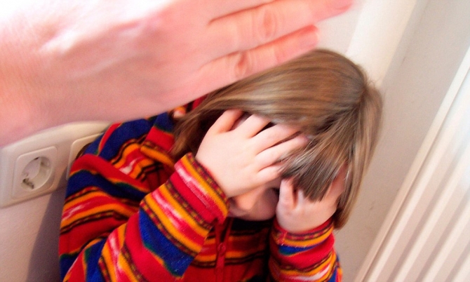 Sərxoş qadın canlı efirdə azyaşlını DÖYDÜ