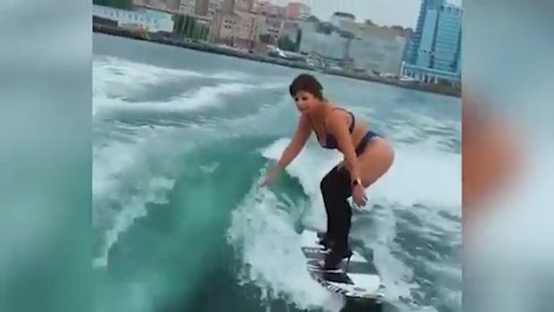 Ekstremalı sevən qız dikdaban ayaqqabıda sörfinqi ilə şoka saldı – VİDEO