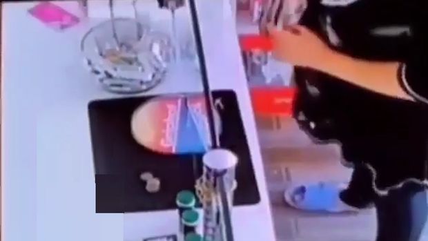 Azərbaycanda qadın aptekdə hamiləlik testi etdi - VİDEO