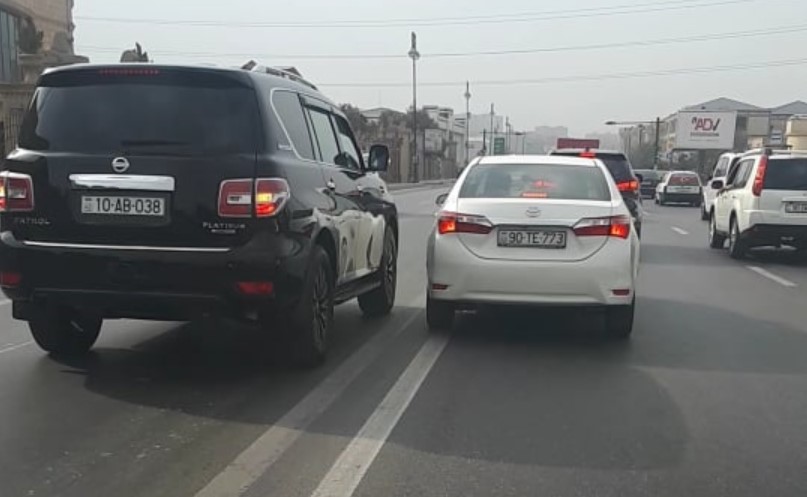 Bakıda şirkət maşını qaydaları belə pozdu - VİDEO