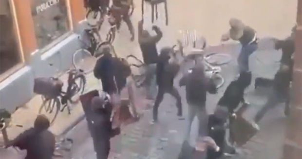 Драка футбольных фанатов в Гронингене: в воздухе летали стулья и столы - ВИДЕО