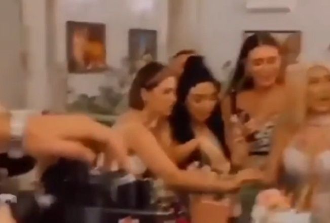 Bakıda qızlar karantini pozaraq, qrup halında... — VİDEO