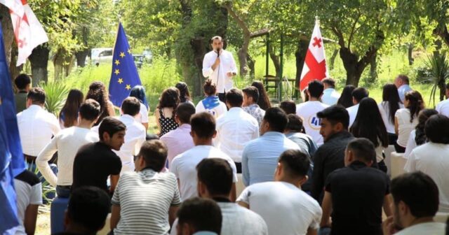 Gürcüstanda parlament seçkilərinə iqtidardan qatılan azərbaycanlı namizəd Zaur Darğallı gənclərlə görüşdü