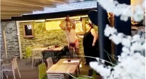 Qadın sadomazoxist dostunu barda soyundurub döydü - ŞOK VİDEO