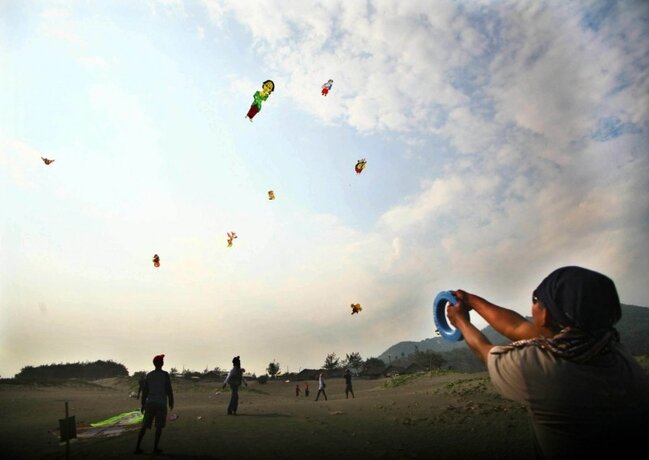 Nəhəng uçurtma uşağı UÇURTDU