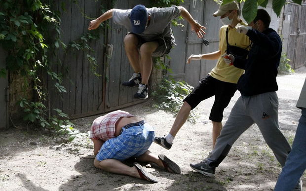 “Çəp baxdığı” üçün kişini uşağının gözü qarşısında döydü - VİDEO