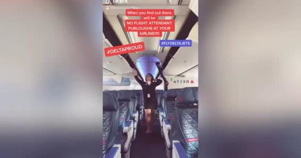 Стюардесса станцевала на борту самолета и восхитила Сеть - ВИДЕО