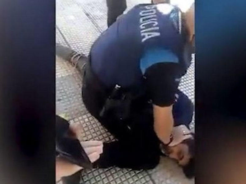 Polis 14 yaşlı yeniyetməni maskanı düzgün taxmadığına görə dizinin altına aldı - VİDEO