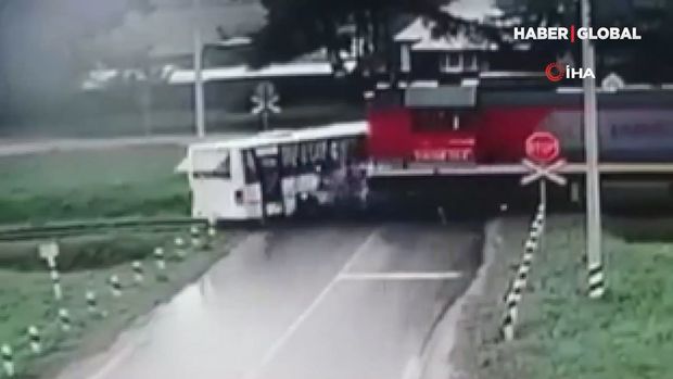 Rusiyada sərnişin avtobus lokomotivlə toqquşdu – ANBAAN VİDEO