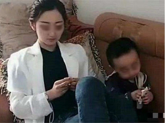 Родители подали в суд на 22-летнюю дочь, требуя, чтобы она воспитывала двухлетнего брата – девушка проиграла