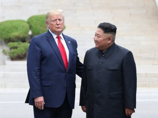 Не могу забыть момент, когда я держал вашу руку: опубликованы письма Ким Чен Ына к Трампу