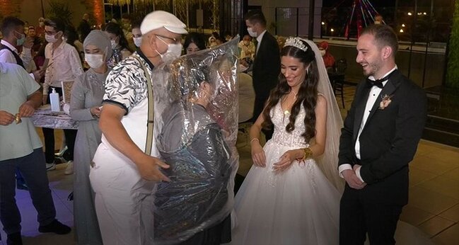 TOYDA MARAQLI HADİSƏ: Başına plastik torba keçirib bəylə gəlini TƏBRİK ETDİ