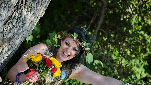 Британка отметила первую годовщину свадьбы с деревом