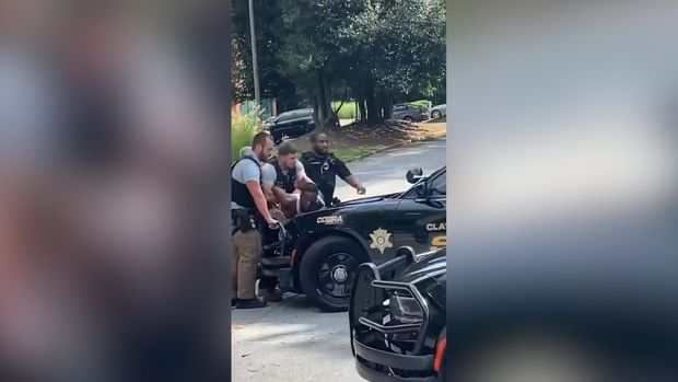 ABŞ-da növbəti qaradərili qalmaqalı: Yüksək rütbəli polis işdən qovuldu - VİDEO