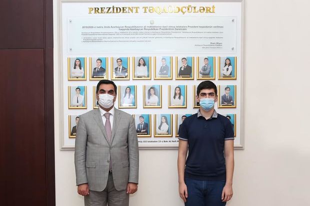 Rektor 700 bal toplayan abituriyent və onun valideynləri ilə görüşdü