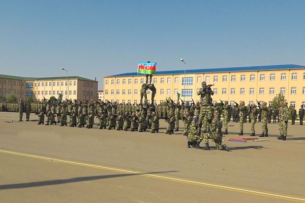 Əlahiddə Ümumqoşun Orduda gənc əsgərlər birləşmə və hissələrə yola salınıb - VİDEO