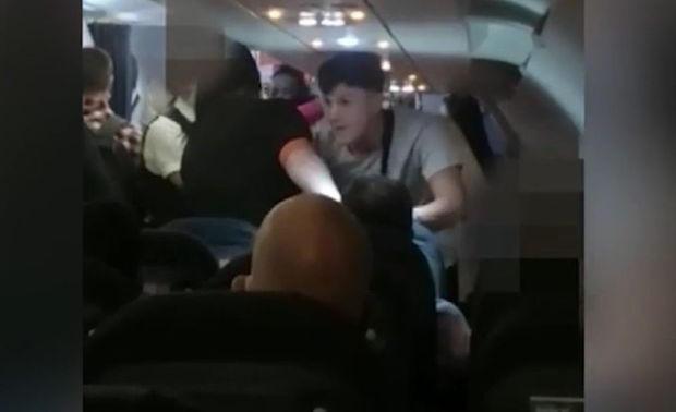 Türkiyəyə uçan təyyarənin göyərtəsində əlbəyaxa dava - VİDEO