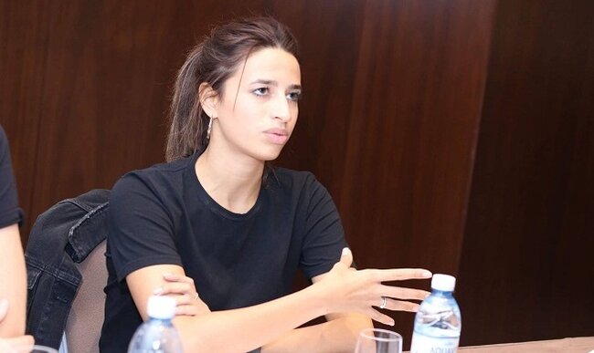 Azərbaycanlı idmançı yataqdan yarıçılpaq FOTOSUNU YAYDI