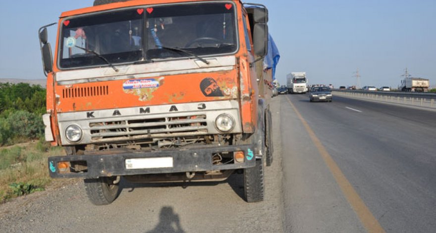 В Азербайджане водитель грузовика скончался за рулем