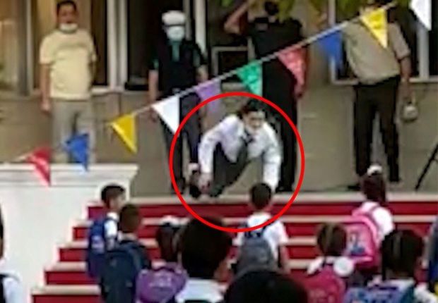 Təhsil Nazirliyindən himn zamanı yıxılan xanımla bağlı AÇIQLAMA