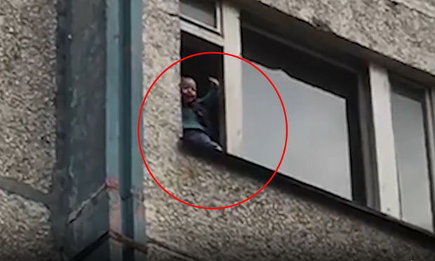 Əmisi iki yaşlı uşağı pəncərədən atmaqla hədələdi - VİDEO