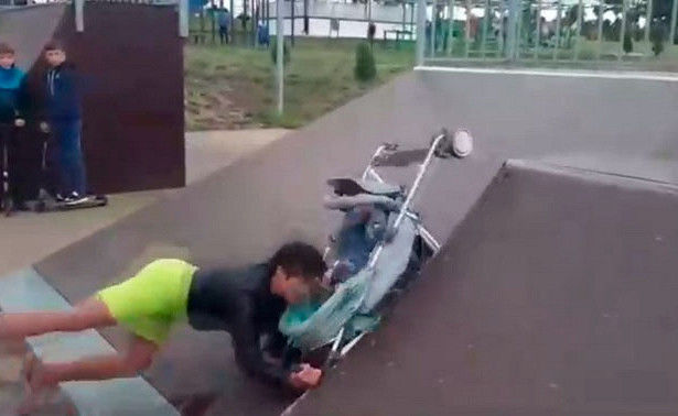 В России пьяная мать с коляской попыталась покорить трамплин в скейтпарке - ВИДЕО