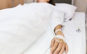 İş yerində əri tərəfindən bıçaqlanan qadın öldü