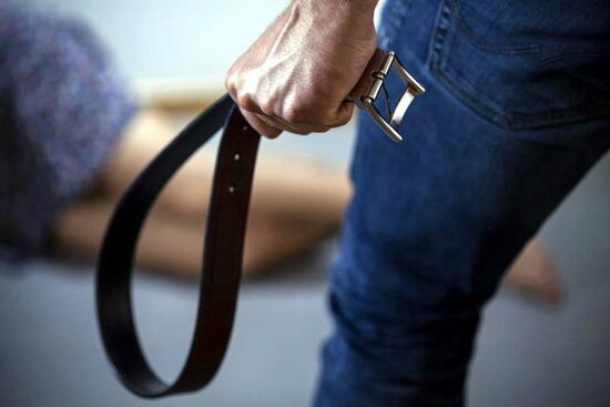 İnsanların gözü qarşısında qızını kəmərlə döydü - FOTO/VİDEO